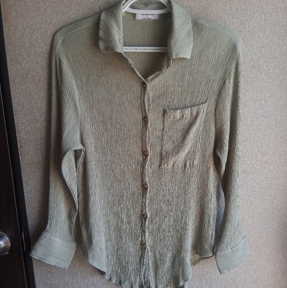 the workshop Tops - Light Green Crinkle Texture Long Sleeve Button Up Top Small 90s Office Costal